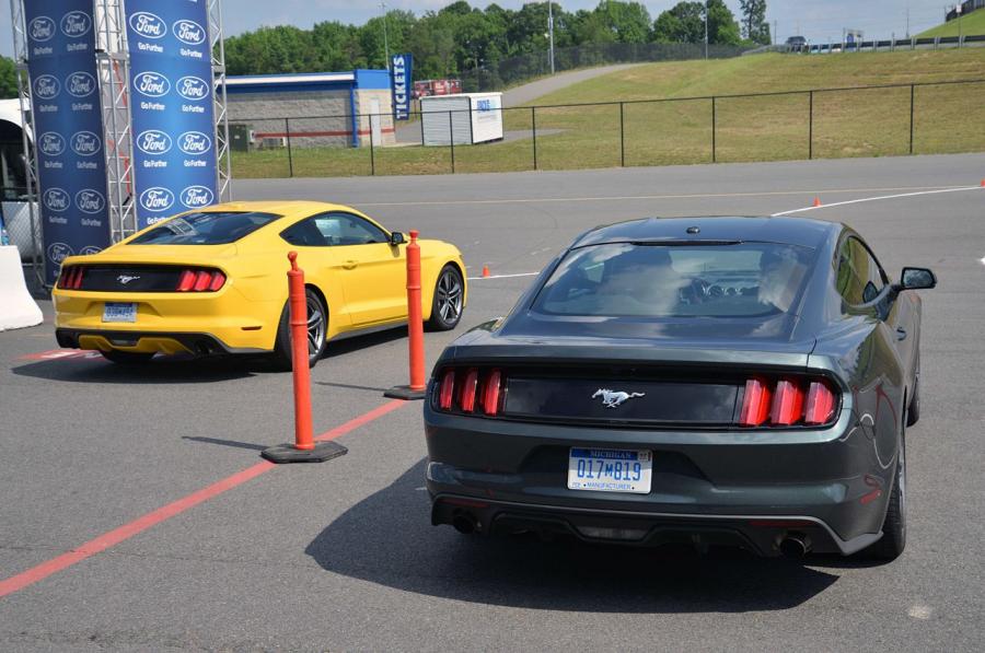  Ford Mustang EcoBoost 2015 года  (фото 11 из 20)